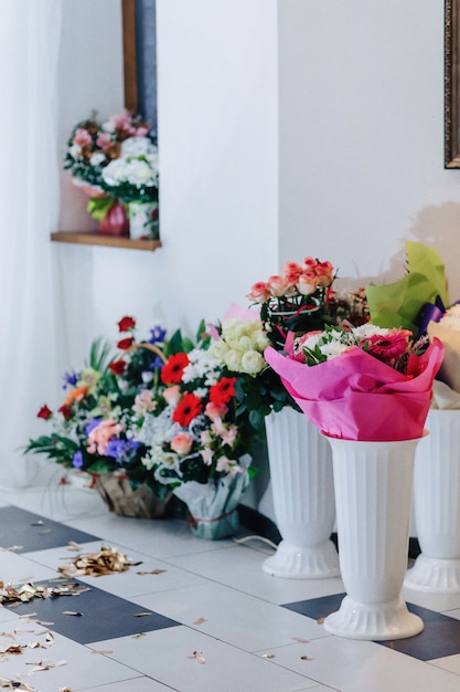 Decorazioni di nozze, fiori e motivi floreali al banchetto e alla cerimonia