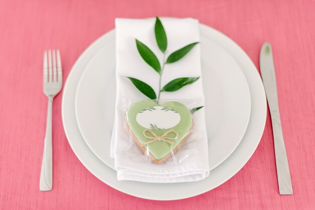 写真 結婚式の装飾。屋外の新婚夫婦のためのテーブル。結婚披露宴。エレガントなテーブルアレンジ、花飾り、レストラン。