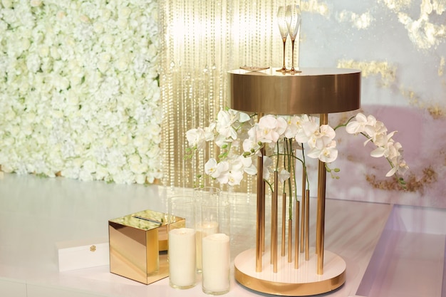 キャンドルと花と白と金のスタイルの結婚式の装飾