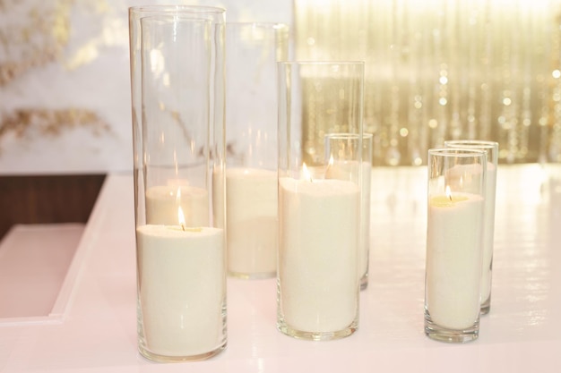 Decorazioni per matrimoni in stile bianco e oro con candele e fiori Foto Premium