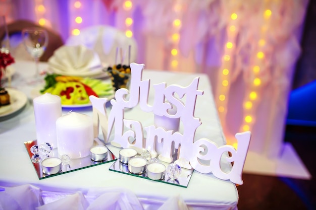 Photo wedding decor word just married with candles