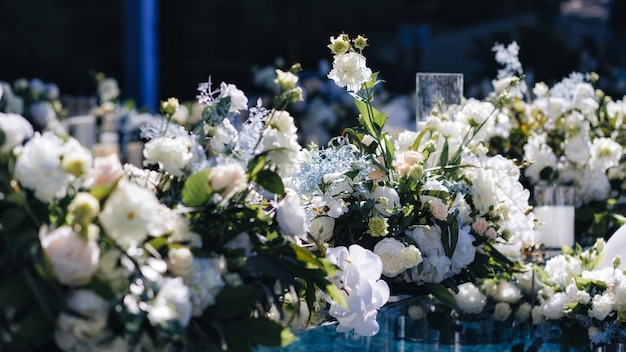花のアーチの結婚式の装飾式のシャンデリア