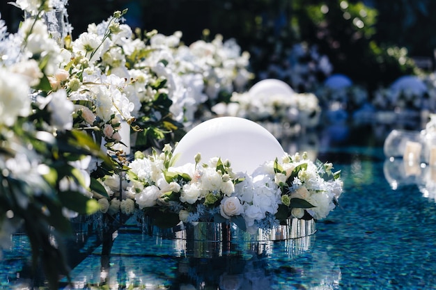 Foto cerimonia di decorazione di nozze lampadario nell'arco dei fiori