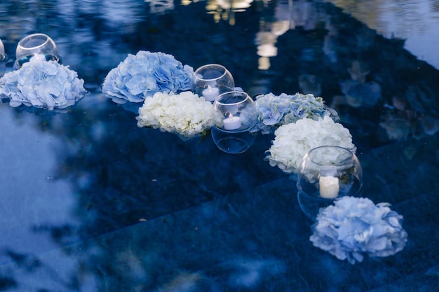 花のアーチの結婚式の装飾式のシャンデリア