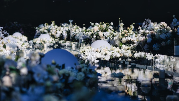 Церемония оформления свадьбы Люстра в арке из цветов