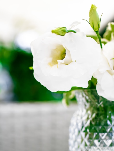 Свадебное украшение стола декором и цветочной красотой букетом белых роз в роскошном ресторане beautif ...