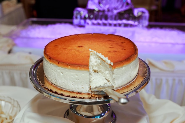 Foto decorazione di nozze con colorati eclairs soufflé meringhe muffin amaretti e biscotti elegante e lussuosa organizzazione per eventi con dolci tavolo da dessert nuziale nei colori rosa