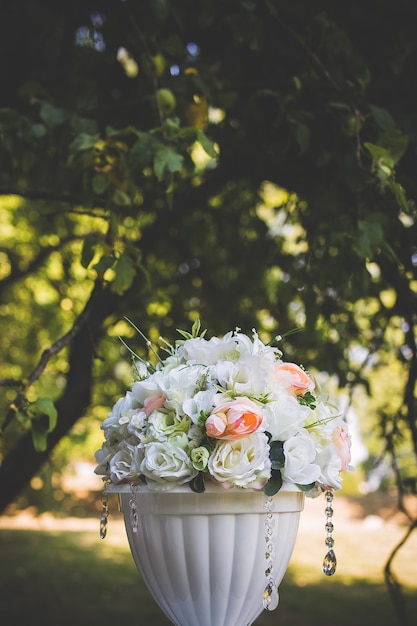 結婚式の装飾。白い花瓶の花。