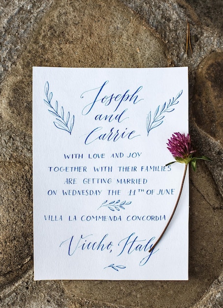 写真 結婚式の詳細フラットは石の背景に横たわっていた結婚式の招待状リングボックスモックアップコピースペース