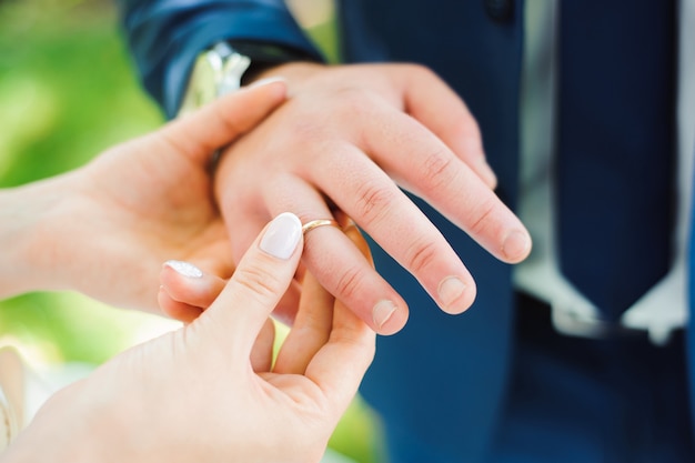 Foto dettagli del matrimonio - fedi nuziali come simbolo di felicità