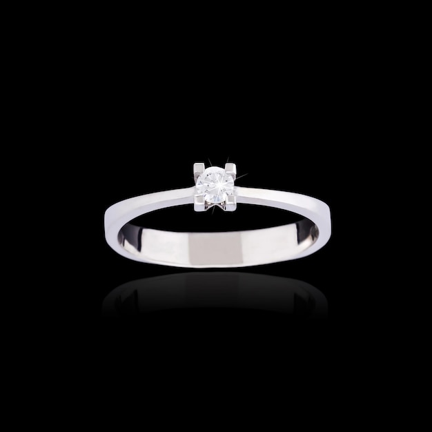 Photo wedding diamond ring on black background