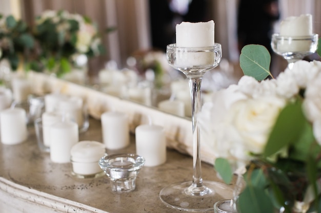 Photo wedding dinner in the restaurant decorated with candles.