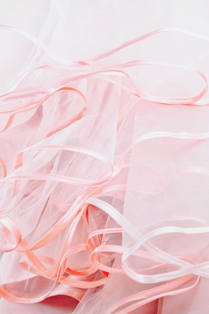 Деталь свадебного платья Розовое свадебное платье с оборками крупным планом