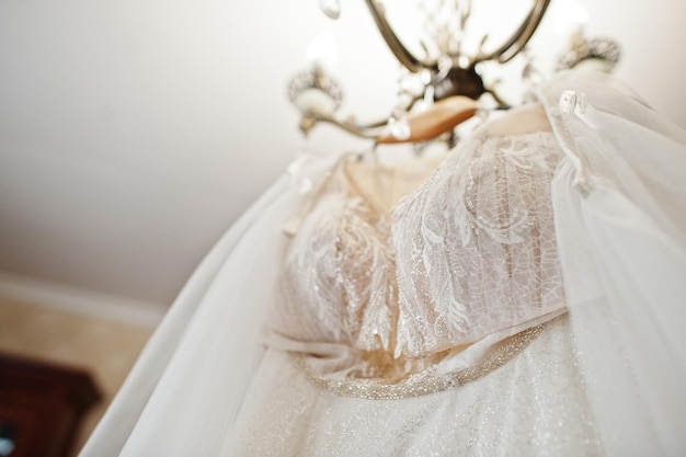 Abito da sposa appeso a soffitto giorno della sposa