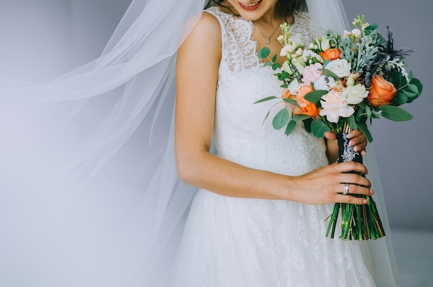 свадебное платье, обручальные кольца, свадебный букет