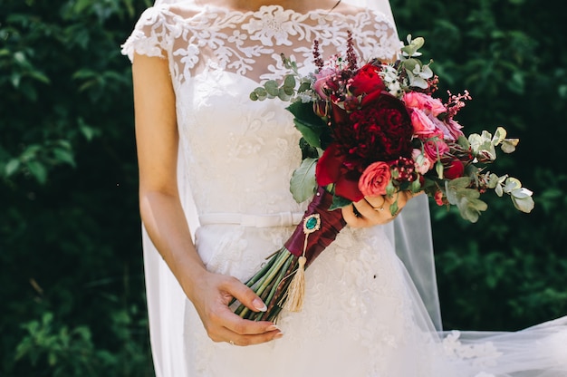 Abito da sposa, fedi nuziali, bouquet da sposa