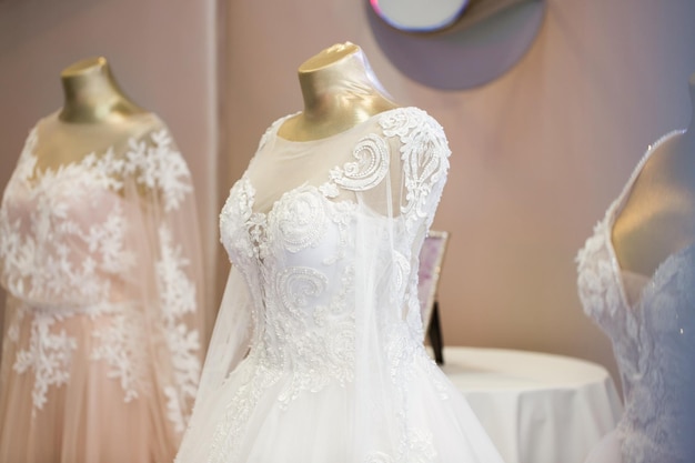 Abiti da sposa presentati in una mostra di moda