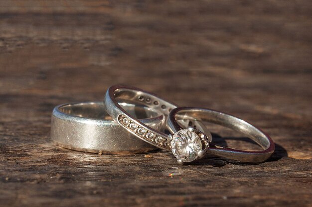 木質背景に結婚指輪と婚約指輪