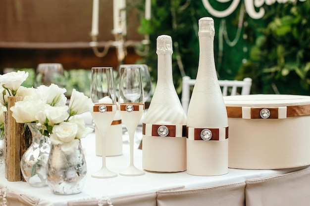 結婚式のイベントシャンパンとグラスのボトルで飾られたテーブルの上