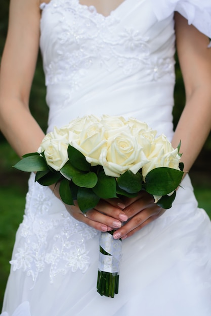 花嫁の手の中の結婚式の花の花束