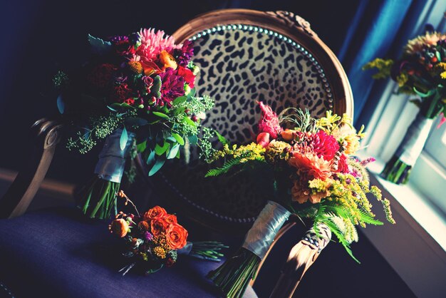 Свадебные букеты цветов на винтажном стуле