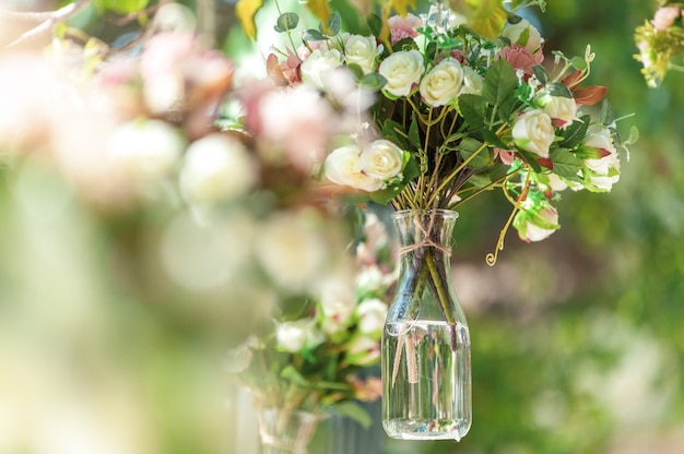 小さな透明な花瓶の形での結婚式の花の装飾