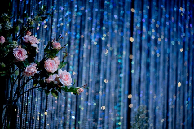 輝きの青い背景に結婚式の花