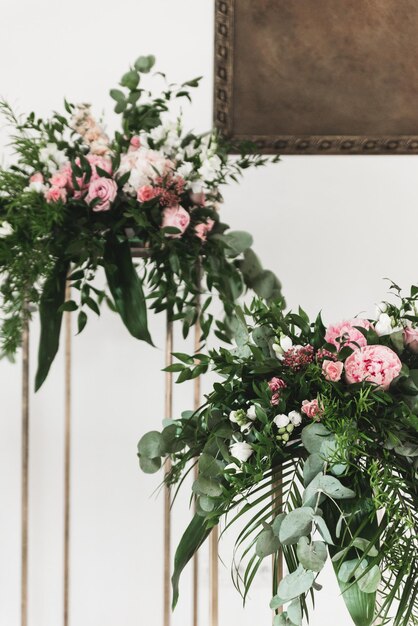 結婚式の花と木の手作りの装飾