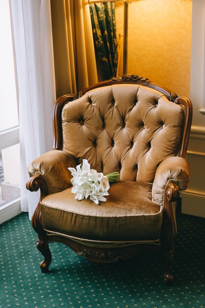 Foto bouqete fiori matrimonio sulla poltrona