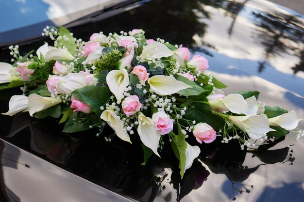 結婚式の車に結ばれた結婚式の花の花束のクローズ アップ