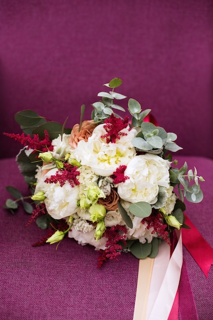 素朴なスタイルで作られた結婚式の花の花束