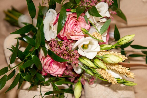 Букет свадебных цветов на столе для невесты в день свадьбы