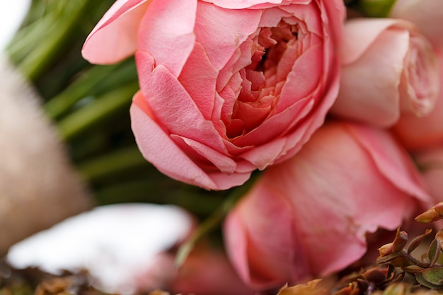 ピンクのバラの花からの結婚式の花。