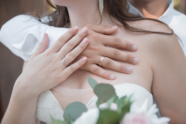 写真 イベント代理店の新郎新婦のコンセプトの手の中の結婚式の花