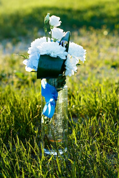 Fiori matrimonio in estate esci dalla cerimonia nuziale con l'acqua.