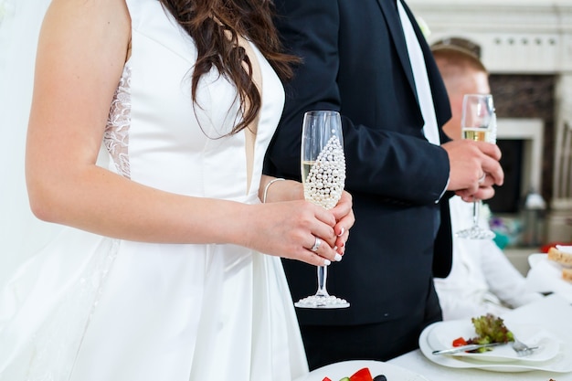 Foto occhiali da sposa per gli sposini il giorno del matrimonio