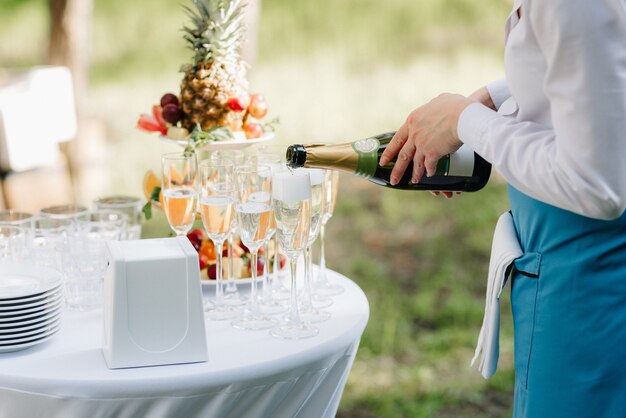 クリスタルのワインとシャンパン用のウェディンググラス