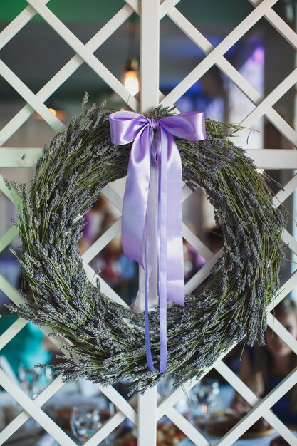 Sala per matrimoni decorata con fiori