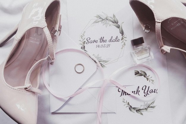 Foto un invito a nozze e scarpe da sposa