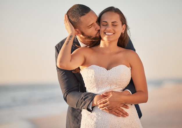 結婚式のキス ビーチ レセプションと海での結婚のお祝いのカップルと夏の愛に満足している新郎新婦 結婚後、自然の海で笑顔の男女