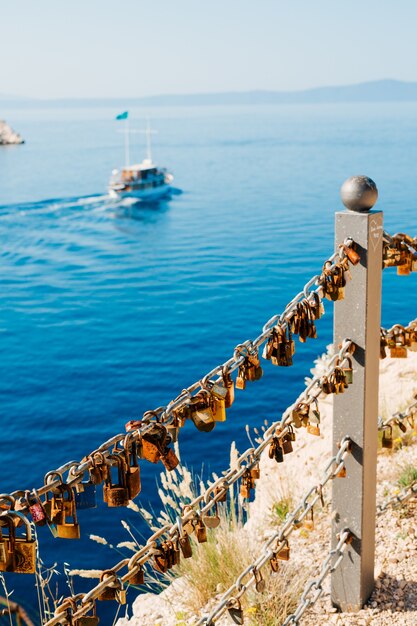 Blocco per matrimoni sul recinto vicino al mare. makarska, croazia.