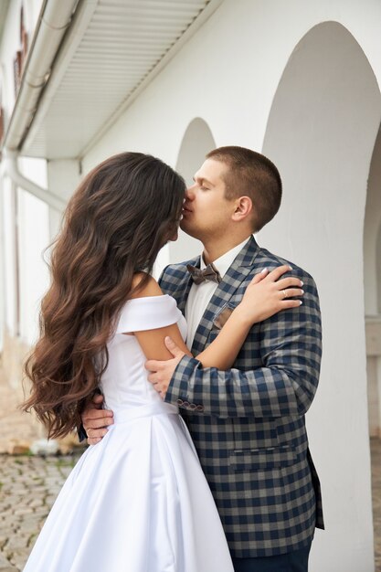 灯台で自然の中で恋をしているカップルの結婚式。新郎新婦の抱擁とキス