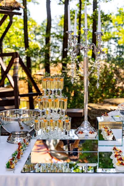 Festa di matrimonio con torre di bicchieri di champagne piramide di vino in bicchieri