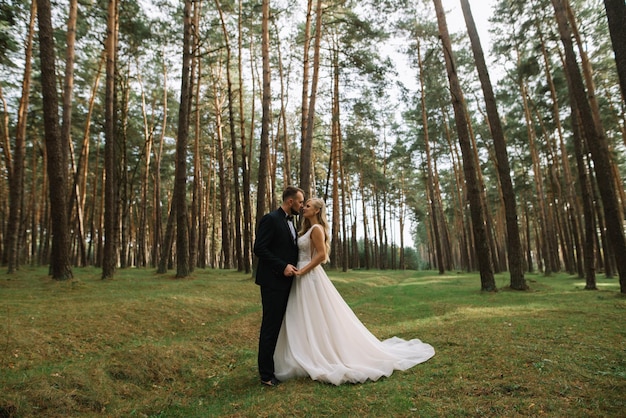 Servizio fotografico di matrimonio di una giovane coppia