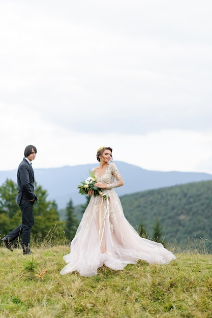 山での2人の結婚式の写真撮影。