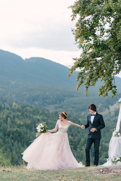 カルパチア山脈での結婚式の写真。