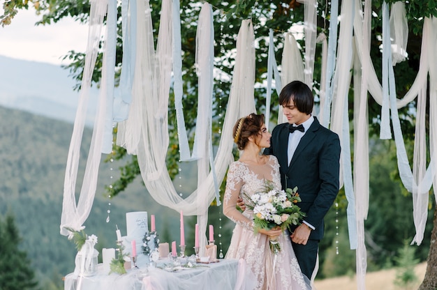 写真 カルパチア山脈での結婚式の写真。