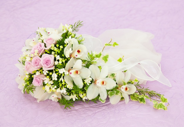 結婚式のピンクのバラと白蘭の花束