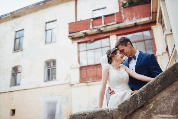 幸せなカップルの結婚式の肖像画。