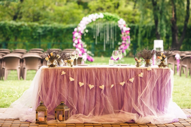 Стол для свадебных торжеств для молодоженов.